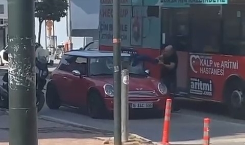 Ceza yiyen sürücü aracını parçaladı