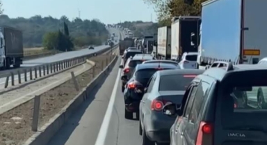 Devrilen tır yolu kapattı, kilometrelerce kuyruk oluştu
