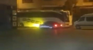 Drift atıp park halindeki otobüse böyle çarptı