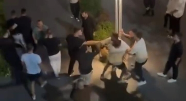 İki grup birbirine girdi, yumruklar havada uçuştu