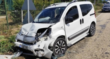 İnegöl'de 2 otomobil kafa kafaya çarpıştı: 8 yaralı