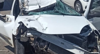 İnegöl'de otomobil kamyona çarptı: 1’i ağır 2 yaralı