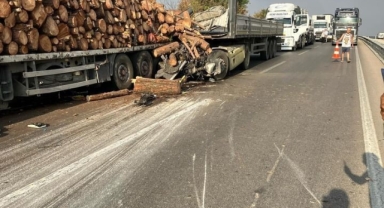 İzmir-Bursa karayolunda tır, tomruk yüklü tıra çarptı