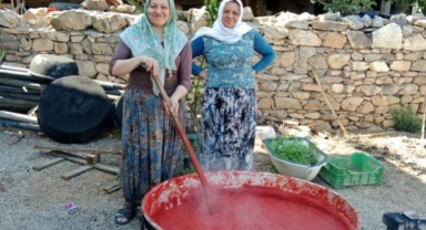 İznik'te kışlık salçalar kaynamaya başladı