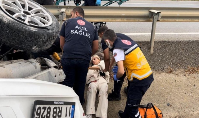 Kadın sürücü, takla atan araçtan yaralı kurtuldu