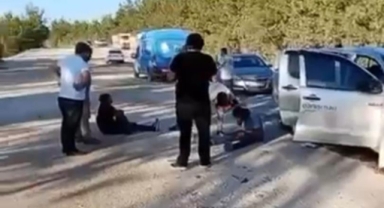 Kamyonet ile otomobil kafa kafaya çarptı : 6 yaralı