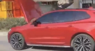 Kaputu açık şekilde dakikalarca yol aldı