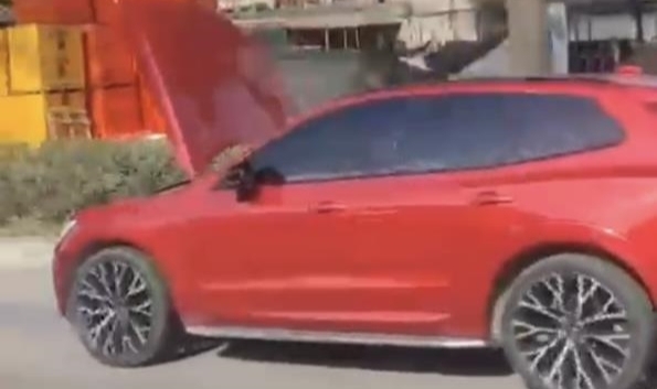 Kaputu açık şekilde dakikalarca yol aldı