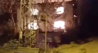 Kestel'de iki katlı bina alevlere teslim oldu