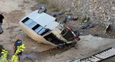 Kestel'de minibüs dereye uçtu: 1 yaralı