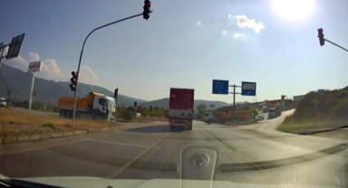 Kırmızı ışıkta geçen tır, faciaya davetiye çıkardı