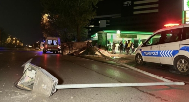 Kontrolden çıkan araç direği devirdi: 4 yaralı