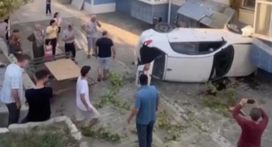 Kontrolden çıkan otomobil sitenin bahçesine uçtu