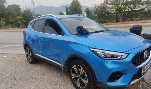 Motosiklet dönüş yapan araca çarptı