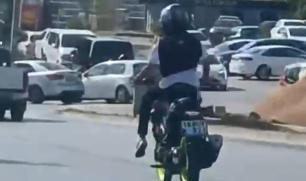Motosiklet sürücülerinin tehlikeli yolculukları kamerada