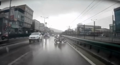 Motosiklet sürücüsü kaygan yolda böyle düştü