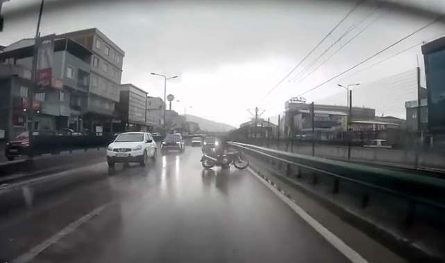 Motosiklet sürücüsü kaygan yolda böyle düştü
