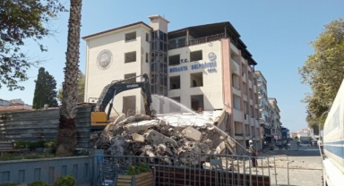 Mudanya'da 50 yıllık belediye binası yıkılıyor