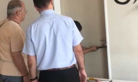 Öğretmenin kapısını kıran müdür açığa alındı!