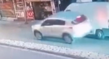 Park halindeki araca çarpıp yoluna devam etti