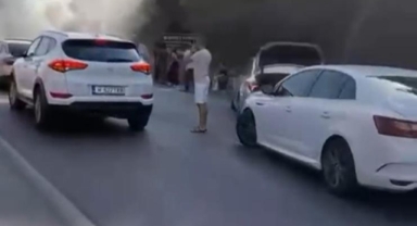 Seyir halindeki aracın motoru alev alev yandı