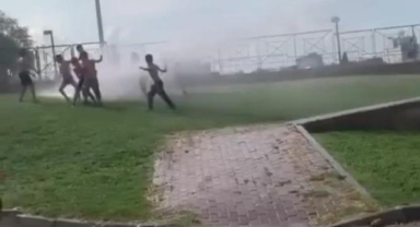Sıcaktan bunalan çocuklar sulama aracı ile serinledi