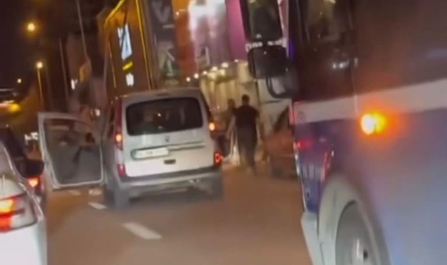 Sürücüler arasındaki kavga kamerada