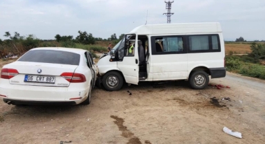 Tarım işçilerini taşıyan araç ile otomobil çarpıştı: 8 yaralı