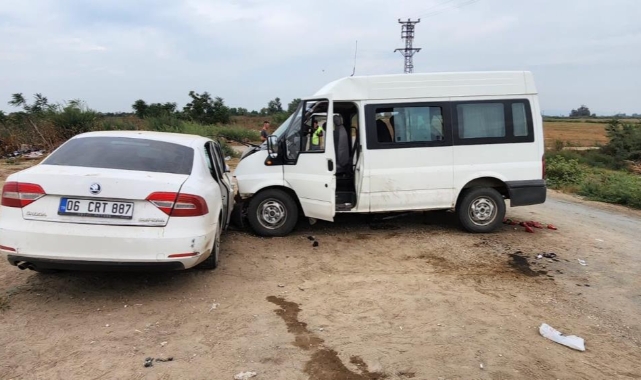 Tarım işçilerini taşıyan araç ile otomobil çarpıştı: 8 yaralı
