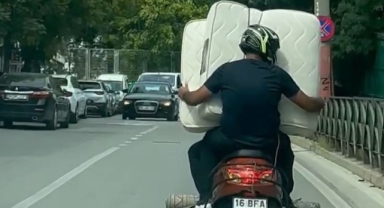 Yataklı motosiklet turu kamerada
