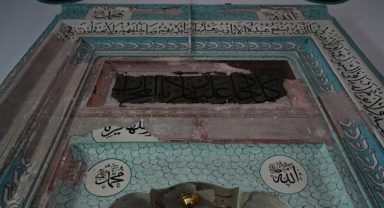 Yeni Bezzaz Camii'nin mihrabı dökülüyor