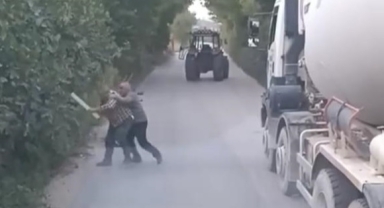 Yol kavgasında birbirlerine sopalarla saldırdılar