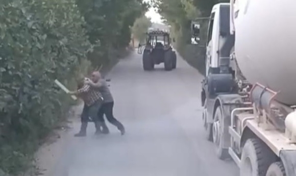 Yol kavgasında birbirlerine sopalarla saldırdılar