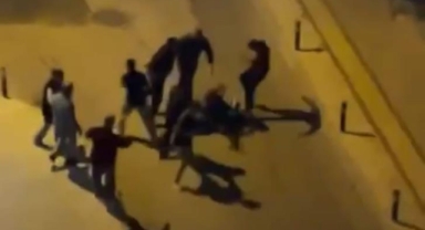 5 kişinin 1 kişiyi darp ettiği anlar kamerada