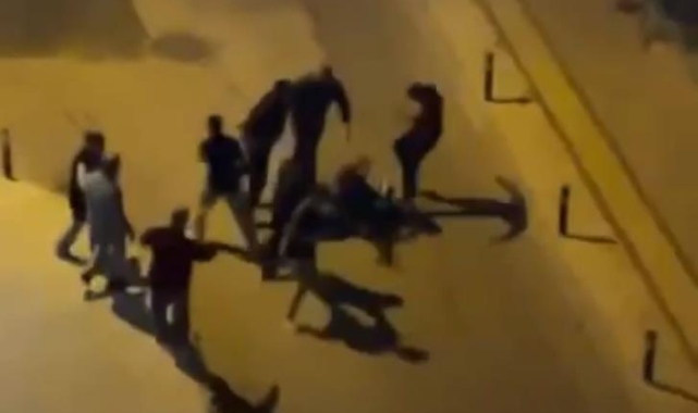 5 kişinin 1 kişiyi darp ettiği anlar kamerada