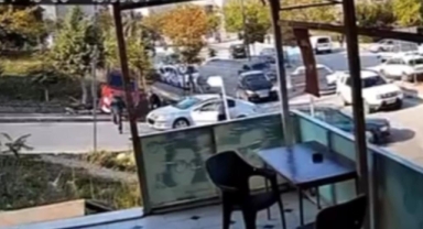 Araçta fenalaştı, yayaya ve bir başka araca çarptı