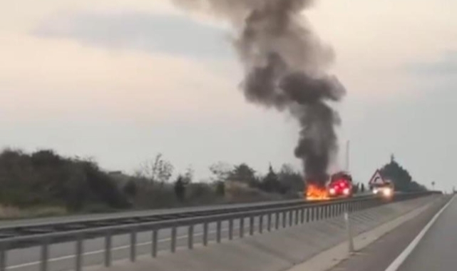 Arıza yapan araç alev alev yandı