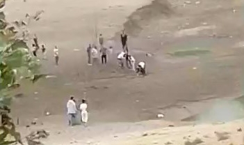 Bataklığa saplanan çocukları vatandaşlar kurtardı