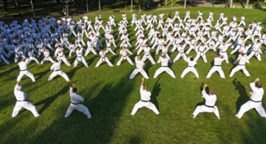 Bursa'da 240 kişilik karate şovu görsel şölen oluşturdu