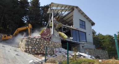Bursa'da kaçak villa yıkıldı
