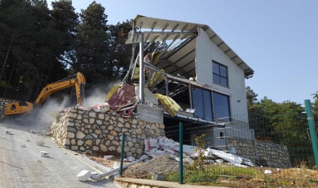 Bursa'da kaçak villa yıkıldı