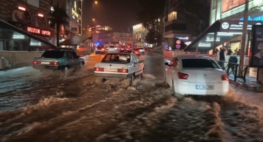 Bursa'da sağanak cadde ve sokakları göle çevirdi