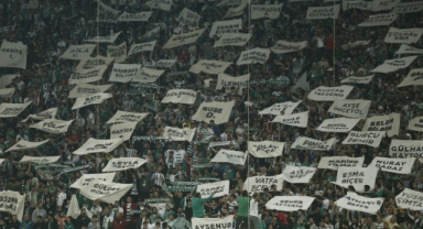 Bursaspor taraftarları öldürülen kadınların isimleri yazılı pankart açtı