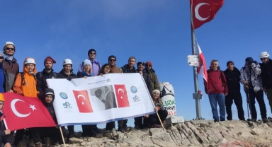 BUÜ Uludağ'ın zirvesinde Cumhuriyet Bayramı'nı kutladı