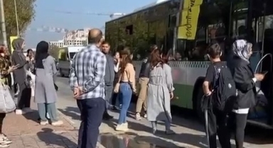 Çıldıran otobüs şoförü, yolcuları otobüsten indirdi