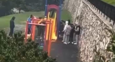Çocuk parkında kaydırağı yakıp sohbet ettiler