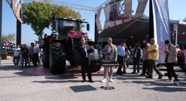 Fuar'da tanıtılan traktör fiyatıyla dudak uçuklattı