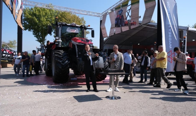 Fuar'da tanıtılan traktör fiyatıyla dudak uçuklattı