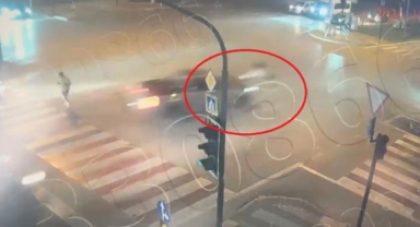 Genç kızın yaralandığı kaza anı kamera'da