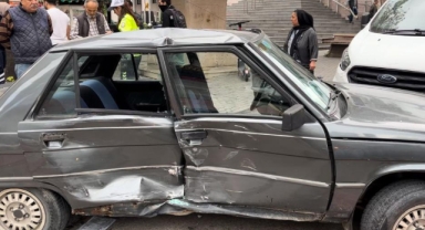 Hafif ticari araç otomobille çarpıştı: 2 yaralı